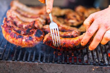 Izgara sosis ve ızgarada domuz pirzolası. Bahçede mangal partisi.