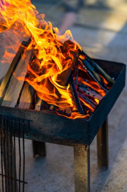 Kömür oluşturmak için odun parçaları yakmak. Barbekü hazırlığı, pişirmeden önce ateş..