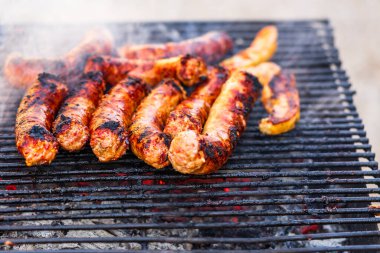 Izgarada ızgara sosis. Kömür ızgarasında nefis sosisler.