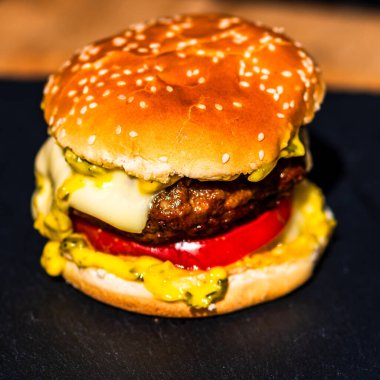 Lezzetli ev yapımı çizburger. Turşulu çizburger, domates, soğan, erimiş peynir.