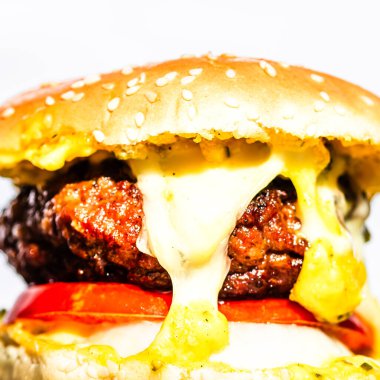 Lezzetli ev yapımı çizburger. Turşulu çizburger, domates, soğan, erimiş peynir.