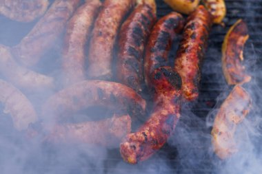 Izgarada ızgara sosis. Kömür ızgarasında nefis sosisler.