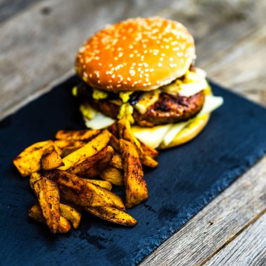 Lezzetli ev yapımı çizburger. Turşulu çizburger, domates, soğan, erimiş peynir.