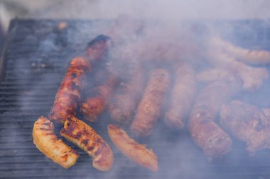 Izgarada ızgara sosis. Kömür ızgarasında nefis sosisler.