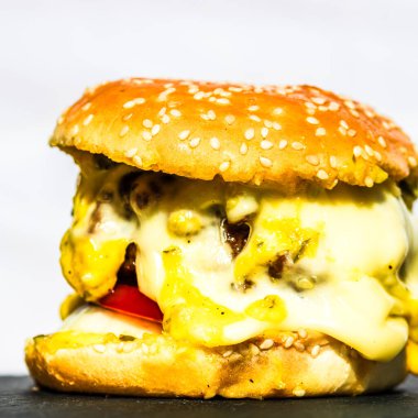 Lezzetli ev yapımı çizburger. Turşulu çizburger, domates, soğan, erimiş peynir.