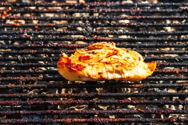 Biefstuk Gegrild Een Houtskoolbarbecue Top Uitzicht Camping Smakelijke Barbecue Food — Stockfoto