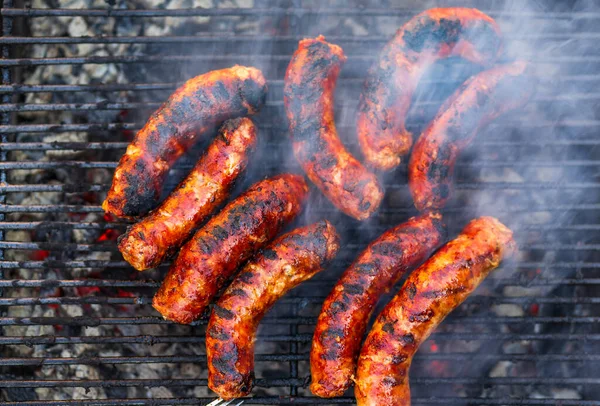 炭火焼で焼かれた豚肉とソーセージ おいしいバーベキュー 食品コンセプト グリル上の食品やグリル上の食品の詳細のトップビュー — ストック写真