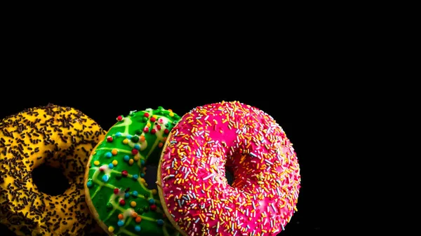 胶粘的甜甜圈与洒水隔离 特写多彩的甜甜圈 — 图库照片