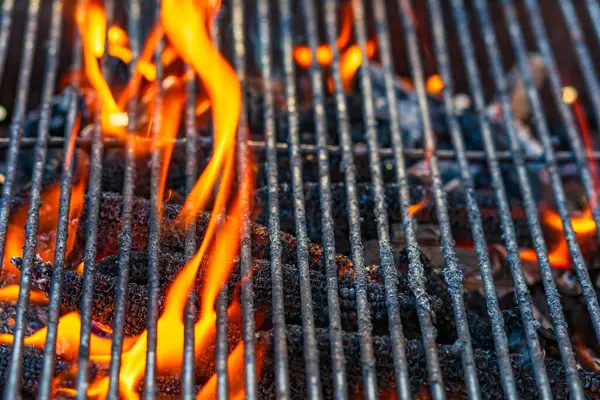 Pusty Grill Węglem Drzewnym Jasnym Płomieniem Hot Burning Grill Zewnątrz — Zdjęcie stockowe