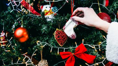 Noel süsleri. Renkli Noel ışıkları arka planı