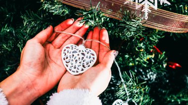 Noel süsleri. Renkli Noel ışıkları arka planı