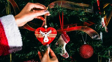 Noel süsleri. Renkli Noel ışıkları arka planı