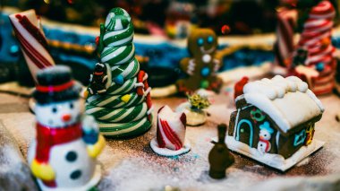 Noel süsleri. Renkli Noel ışıkları arka planı