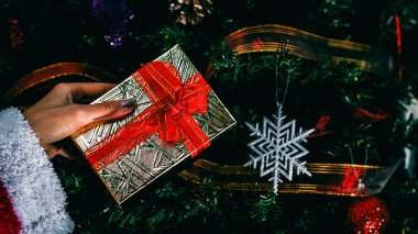 Noel süsleri. Renkli Noel ışıkları arka planı