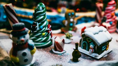 Noel süsleri. Renkli Noel ışıkları arka planı