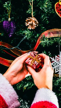 Noel süsleri. Renkli Noel ışıkları arka planı