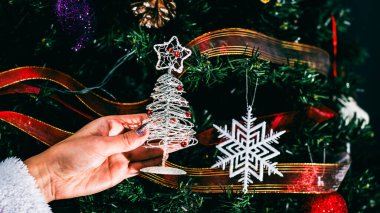 Noel süsleri. Renkli Noel ışıkları arka planı