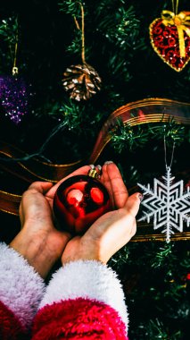 Noel süsleri. Renkli Noel ışıkları arka planı