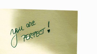 Mükemmel bir el yazısısın. Kopyalama alanı olan sarı kağıda izole edilmiş bir şekilde kapat..