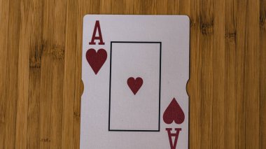 Yüksek bahisli kumarhane oyunları için bir yığın poker fişi.