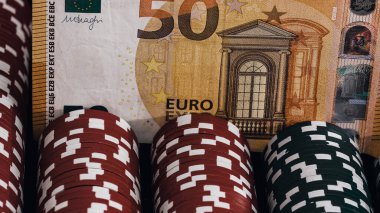 Yüksek bahisli kumarhane oyunları için bir yığın poker fişi.