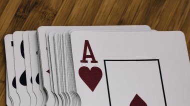 Yüksek bahisli kumarhane oyunları için bir yığın poker fişi.