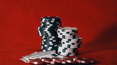 Yüksek bahisli kumarhane oyunları için bir yığın poker fişi.