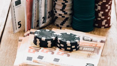 Yüksek bahisli kumarhane oyunları için bir yığın poker fişi.