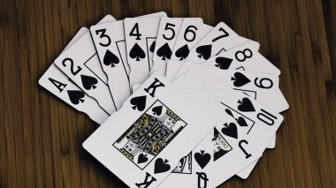 Yüksek bahisli kumarhane oyunları için bir yığın poker fişi.