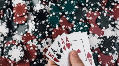 Yüksek bahisli kumarhane oyunları için bir yığın poker fişi.