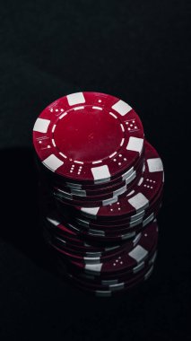 Yüksek bahisli kumarhane oyunları için bir yığın poker fişi.