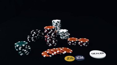 Yüksek bahisli kumarhane oyunları için bir yığın poker fişi.