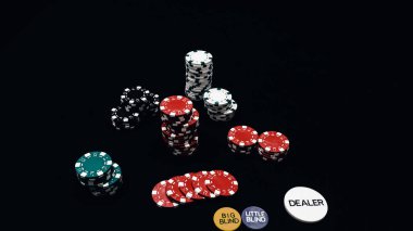 Yüksek bahisli kumarhane oyunları için bir yığın poker fişi.