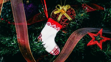 Noel süsleri. Renkli Noel ışıkları arka planı