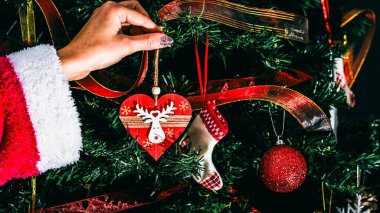 Noel süsleri. Renkli Noel ışıkları arka planı