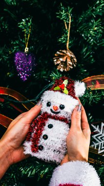 Noel süsleri. Renkli Noel ışıkları arka planı