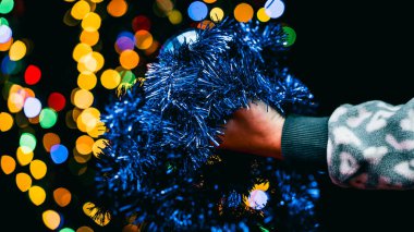 Noel süsleri. Renkli Noel ışıkları arka planı