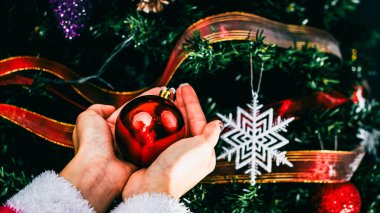 Noel süsleri. Renkli Noel ışıkları arka planı