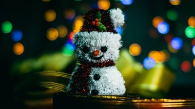 Noel süsleri. Renkli Noel ışıkları arka planı