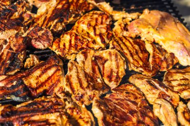 Kömür mangalında ızgara tavuk ve domuz eti. Kamp manzarası, lezzetli barbekü, yemek konsepti, ızgaradaki yemek ve ızgaradaki yemeğin ayrıntıları.