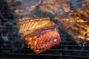 Kömür ızgarasında ızgara uskumru ve duman..