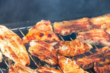 Kömür ızgarasında pişen sebzeli leziz ızgara et.