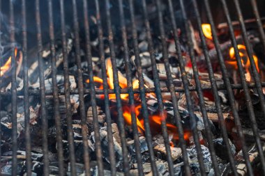 Açık ateşte yanan kömür ızgarası, seçici odaklı biftek hazırlama barbekü konseptine hazır..
