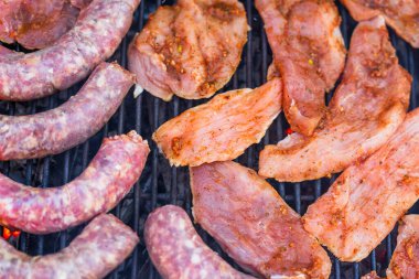 Izgara sosis ve ızgarada domuz pirzolası. Bahçede mangal partisi.