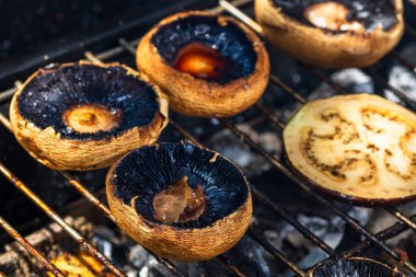 Lezzetli şampiyon mantarlar ve mangalda pişirilen sebzeler.