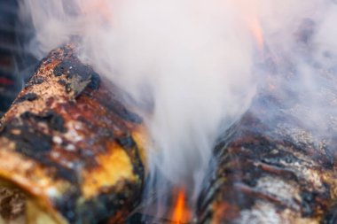 Kömür ızgarasında ızgara balık. Taze balık barbeküsü.