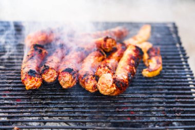 Izgarada ızgara sosis. Kömür ızgarasında nefis sosisler.