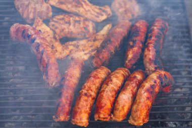 Izgara sosis ve ızgarada domuz pirzolası. Bahçede mangal partisi.