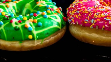 Şekerli donutlar izole edilmiş. Renkli donutları kapat.