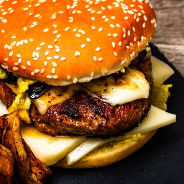 Lezzetli ev yapımı çizburger. Turşulu çizburger, domates, soğan, erimiş peynir.